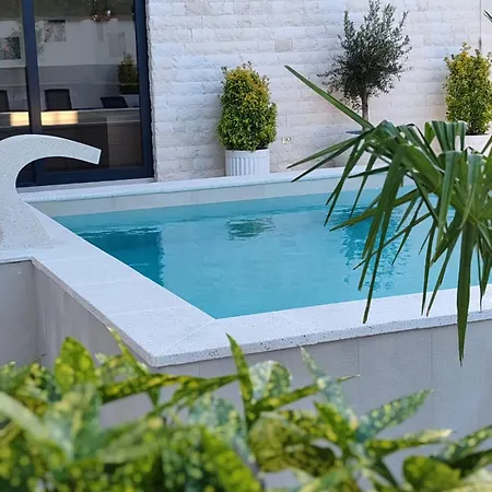 Pool Resort- Lena Lux 7 I 8